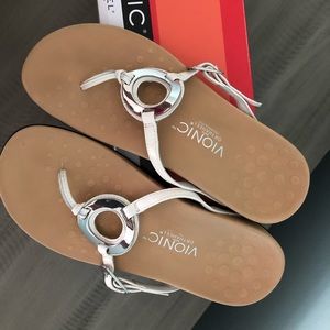 Vionic Karina White Leather Sandal - Like New